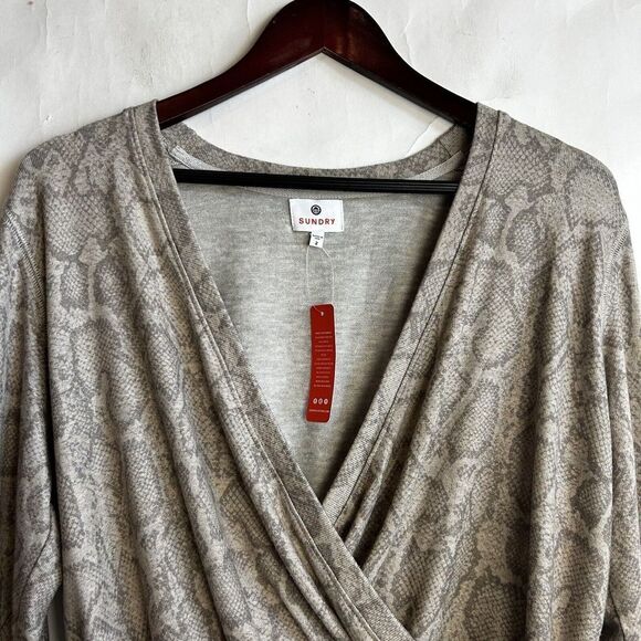 Sundry Women's Snakeskin Print Wrap Sweater in Sand Size 2 / Medium Long Sleeve - Picture 5 of 7